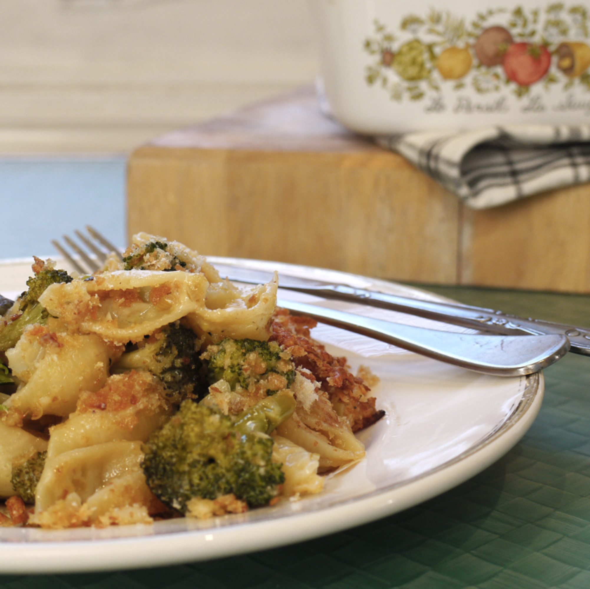 Cheesy broccoli and leek pasta bake