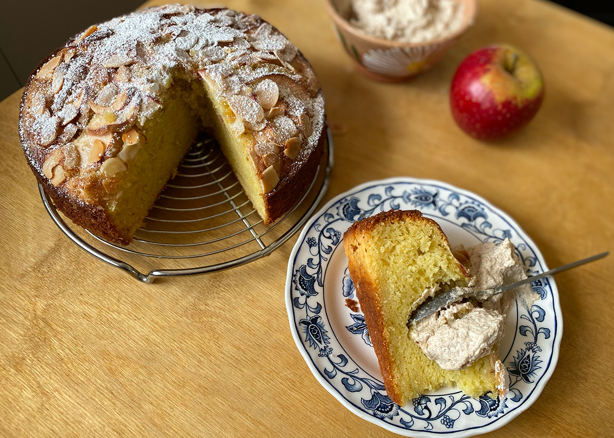 Apple Vanilla Yoghurt Cake 