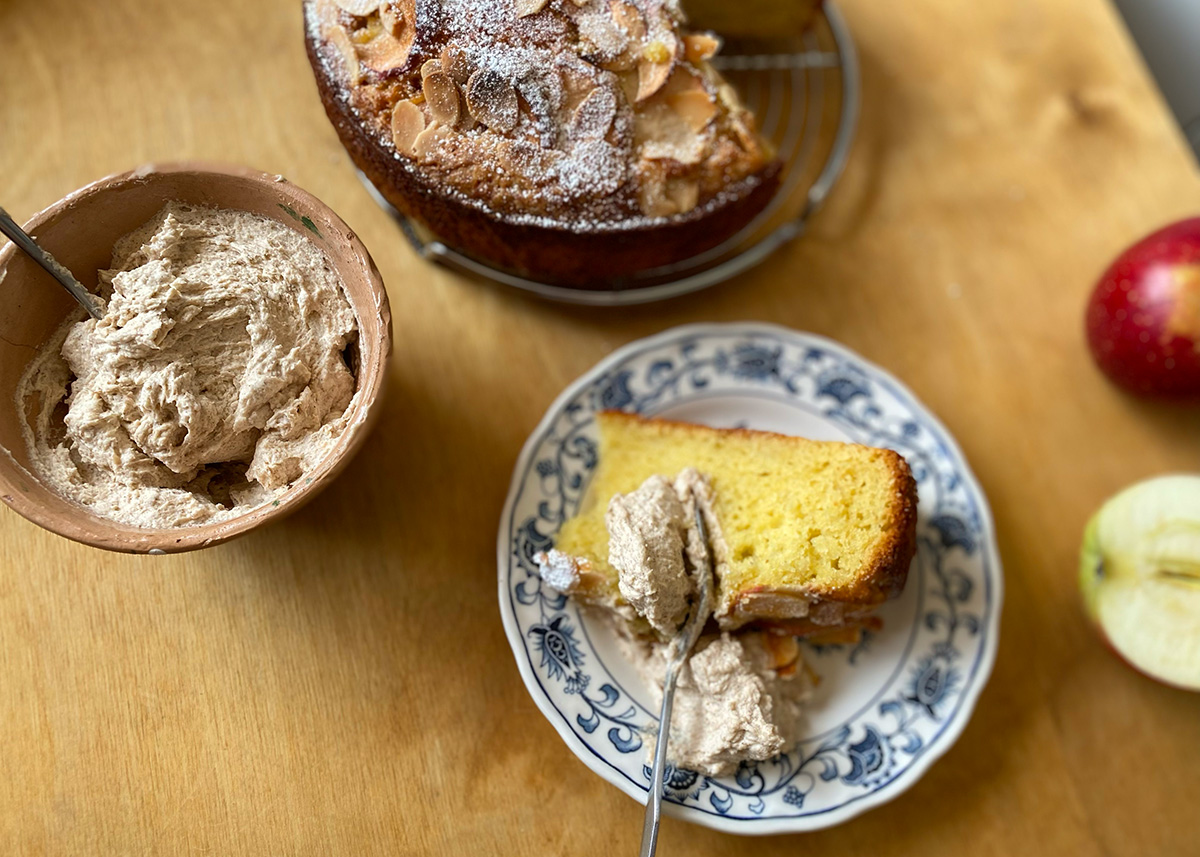 Apple and yoghurt cake 